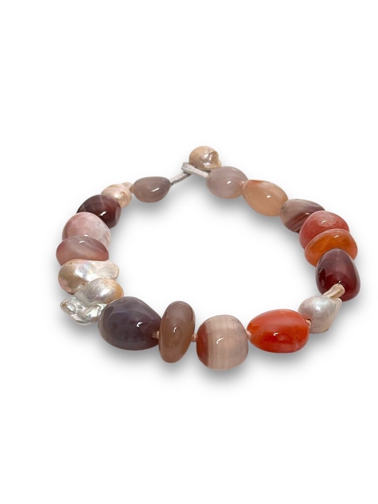 Necklace: Agate with baroque pearls