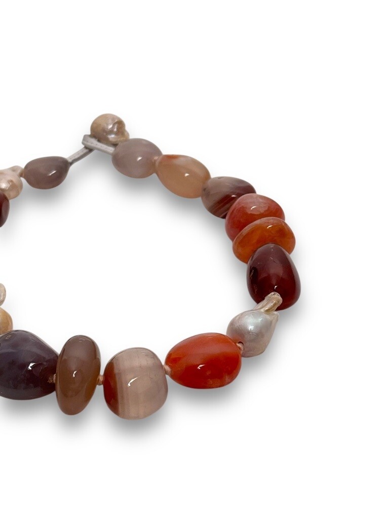 Necklace: Agate with baroque pearls