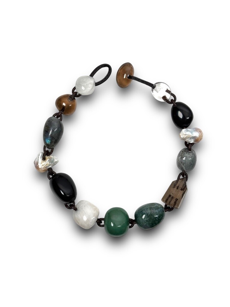 Necklace with mixed materials and leather chain