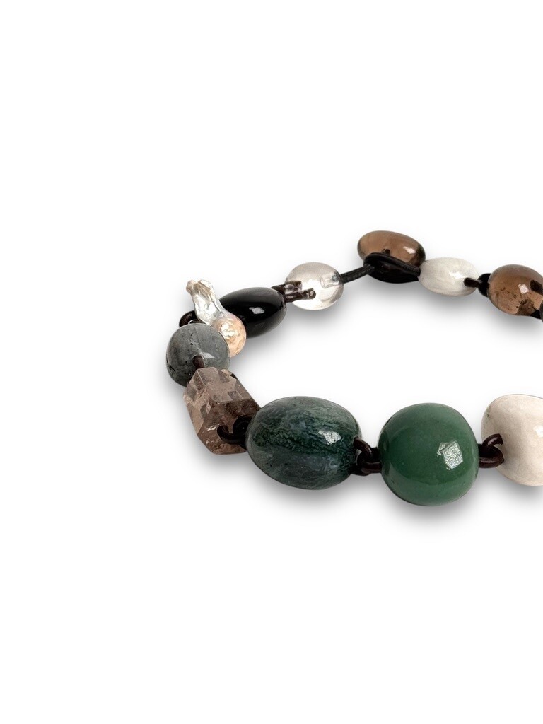 Necklace with mixed materials and leather chain