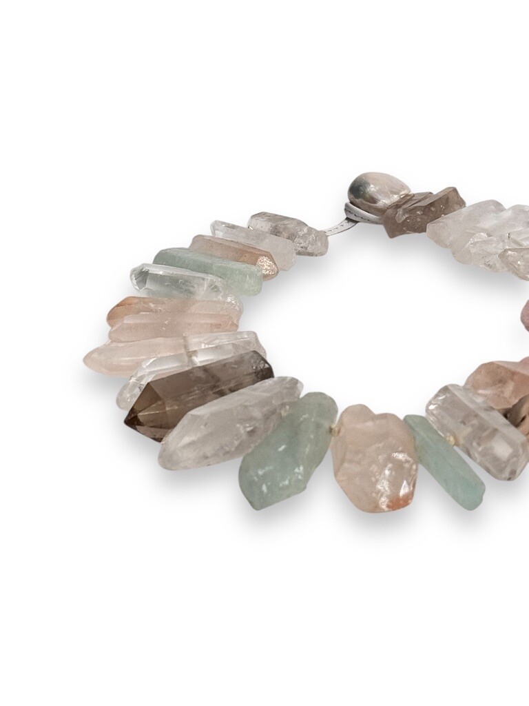 Necklace with quartz