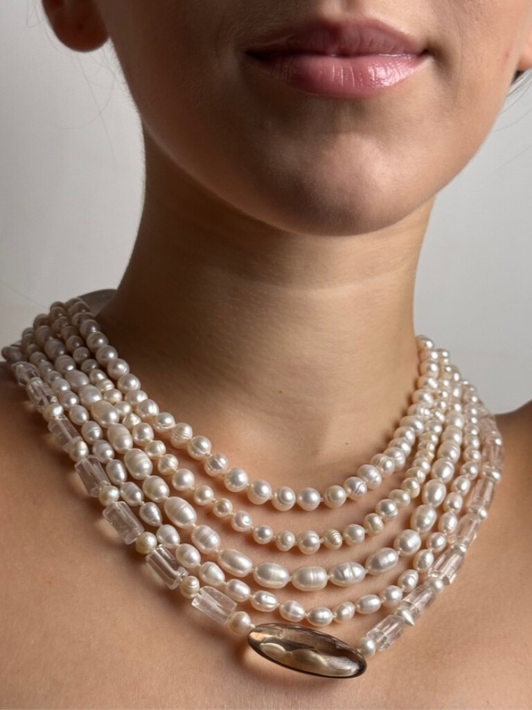 Necklace with quartz and pearls.