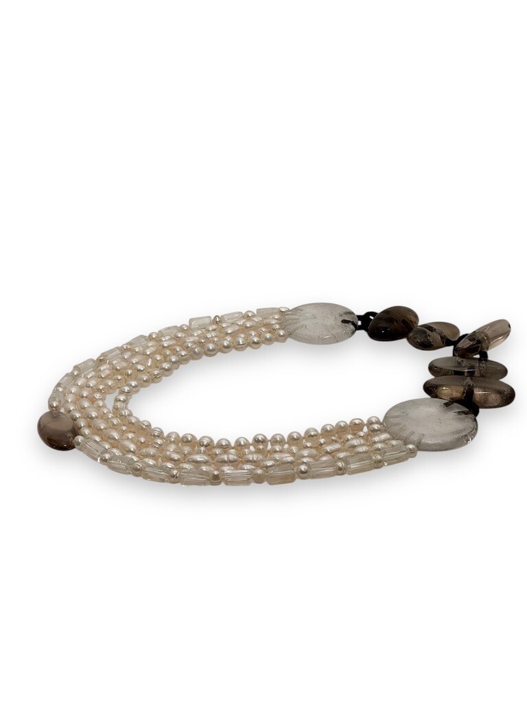 Necklace with quartz and pearls.