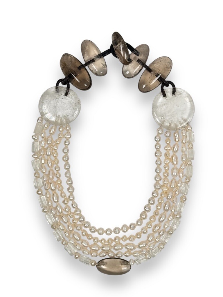 Necklace with quartz and pearls.