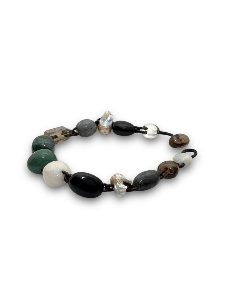 Necklace with mixed materials and leather chain